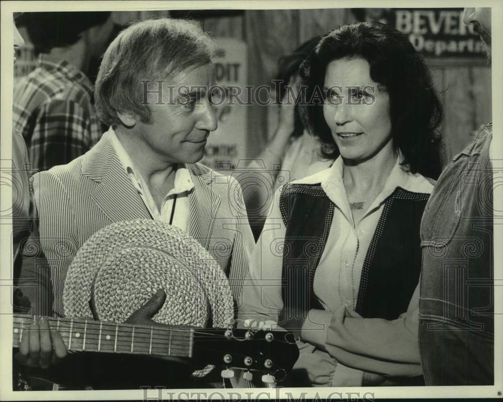 1981 Press Photo Loretty Lynn &amp; Henry Gibson in &quot;The Dukes of Hazzard&quot; on CBS - Historic Images