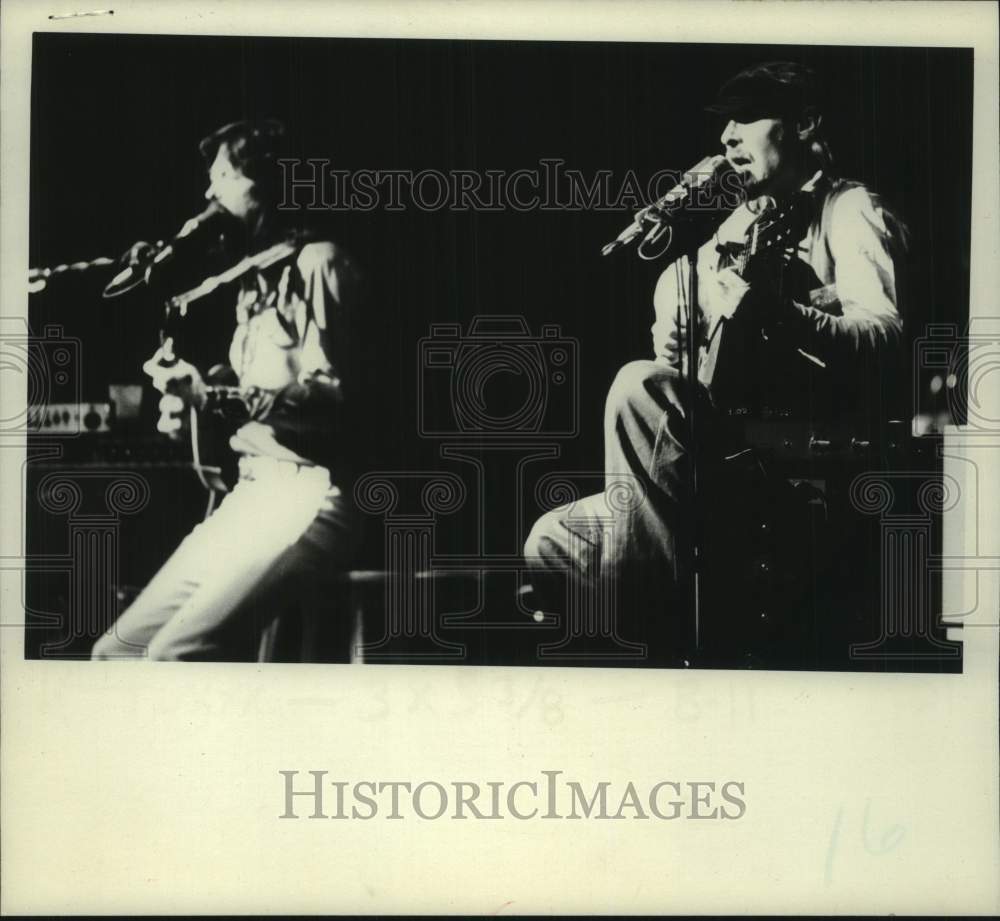 1974 Press Photo Recording artists Seals and Crofts perform on stage - Historic Images