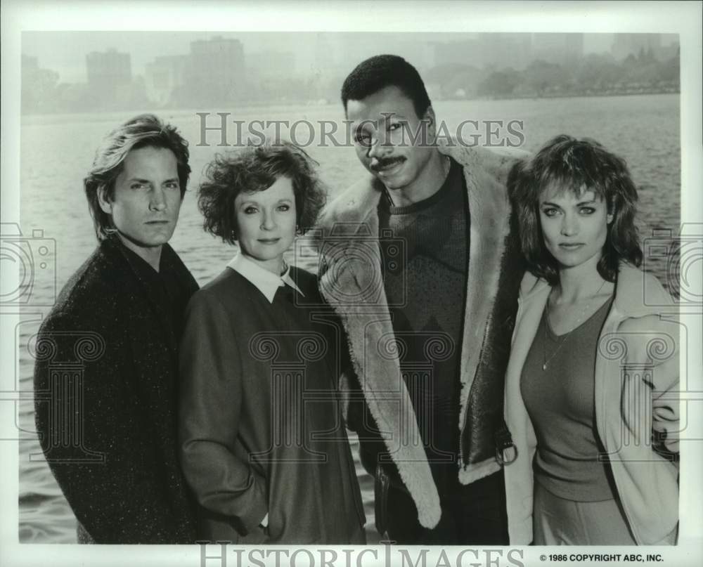 1986 Press Photo The cast of ABC Television&#39;s &quot;Fortune Dane&quot; poses for photo - Historic Images