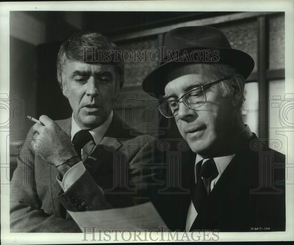 Press Photo Peter Lawford and Harry Morgan in &quot;Don&#39;t Look Behind You&quot; - Historic Images