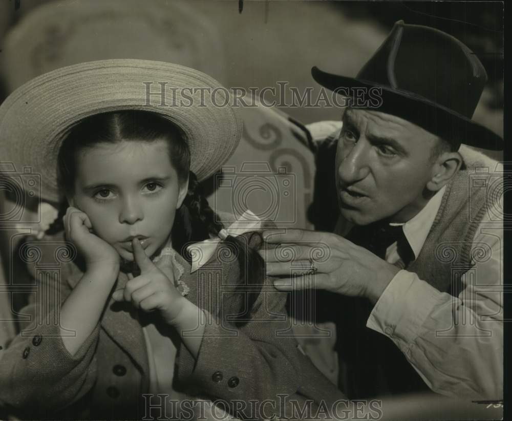 1948 Press Photo Margaret O&#39;Brien and Jimmy Durante costar in movie scene - Historic Images