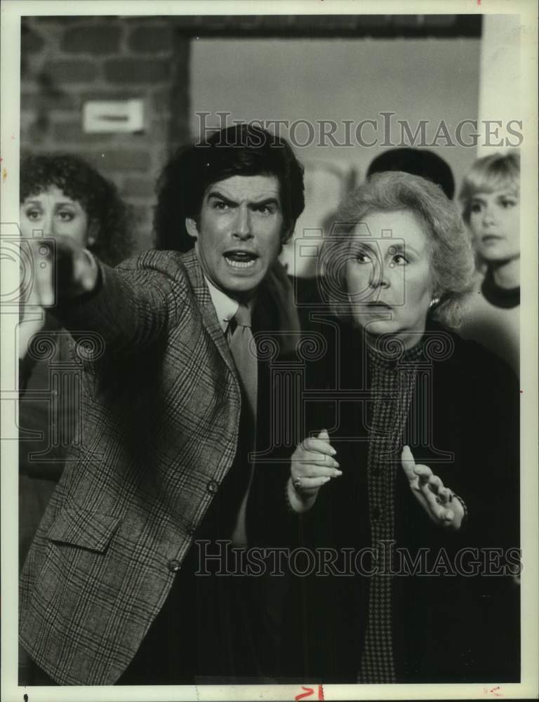 1983 Press Photo Pierce Brosnan &amp; Doris Roberts in &quot;Remington Steele&quot; on NBC-TV - Historic Images