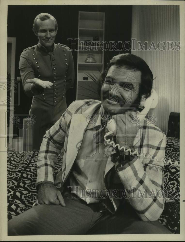 1973 Press Photo Tom Smothers &amp; Burt Reynolds in skit on NBC Television - Historic Images