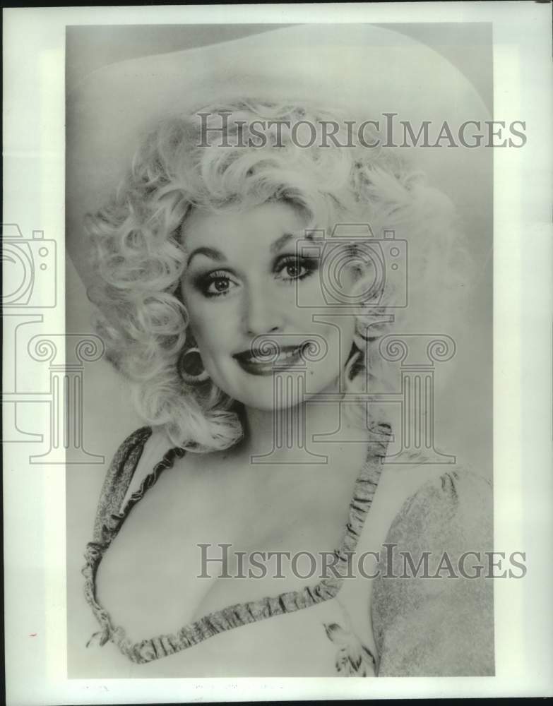 1983 Press Photo Recording artist Dolly Parton appears on "Solid Gold" - Historic Images