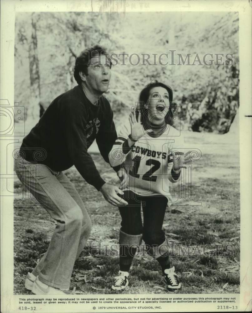 1979 Press Photo George Segal and Natalie Wood costar in movie scene - Historic Images