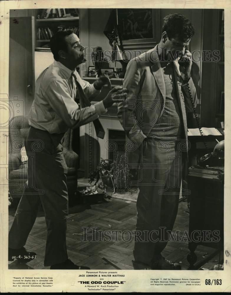 1967 Press Photo Jack Lemmon with Walter Matthau in "The Odd Couple" - Historic Images