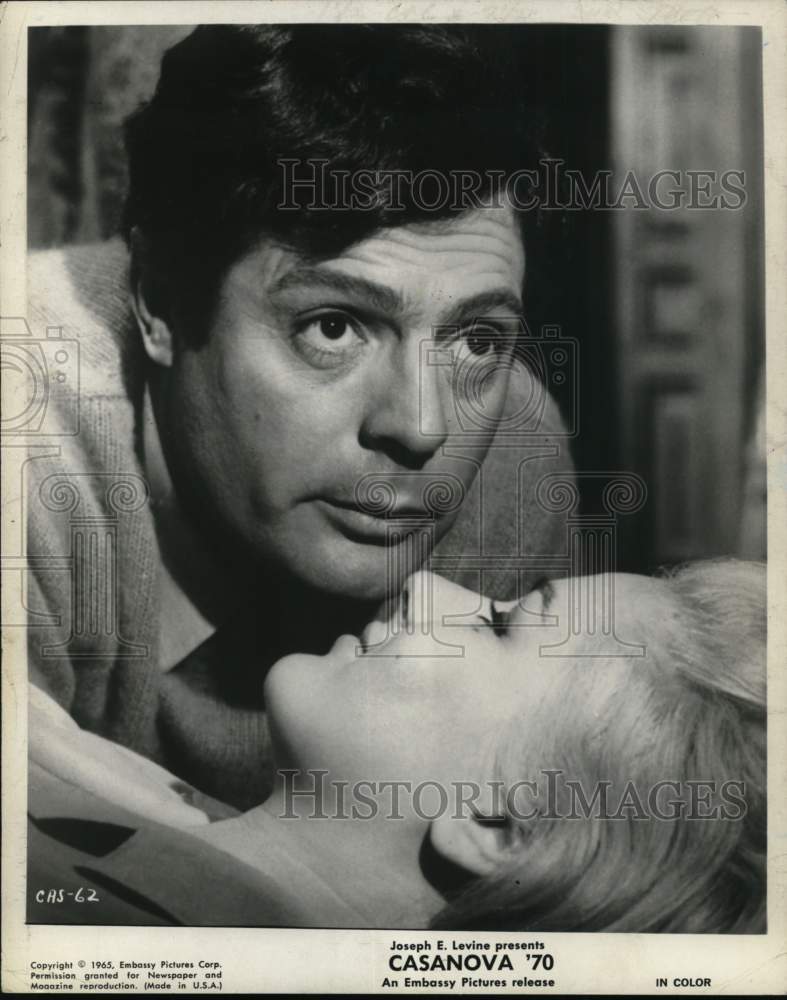 1965 Press Photo Actor Marcello Mastroianni with costar in &quot;Casanova &#39;70&quot; - Historic Images