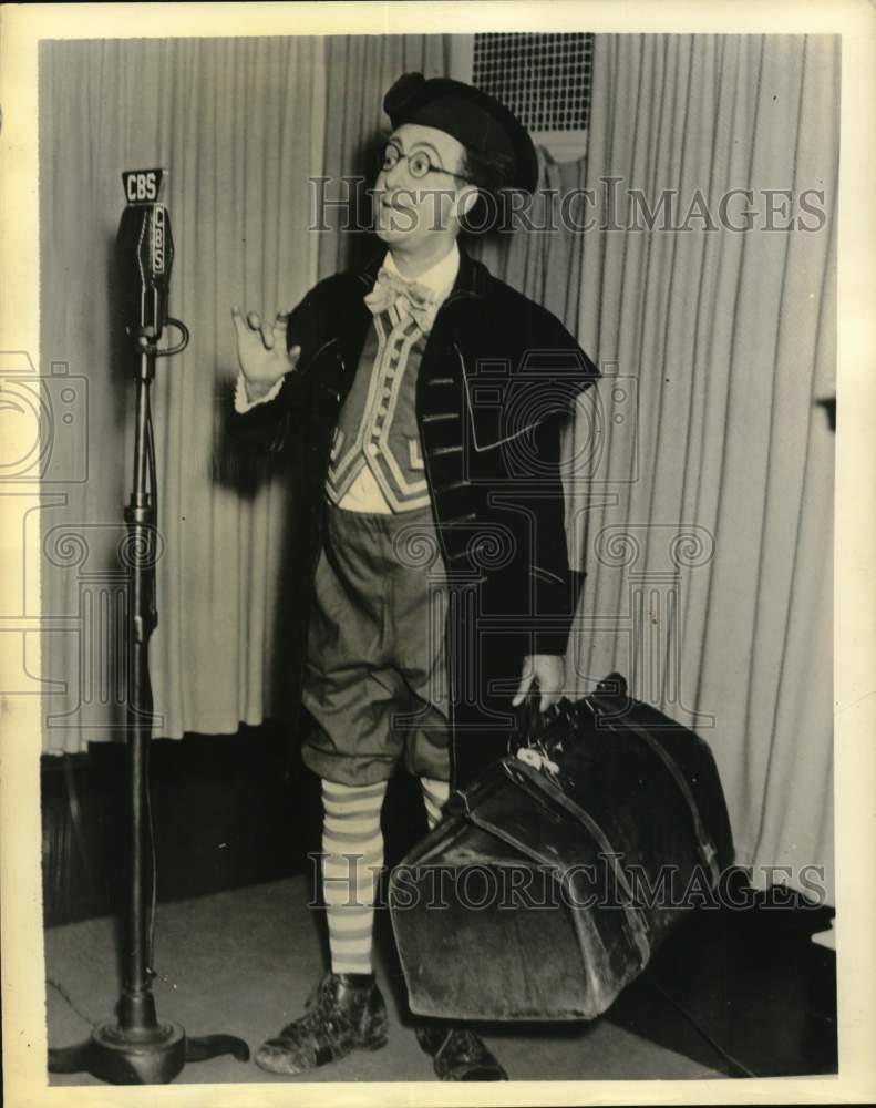 1968 Press Photo Comedian Ed Wynn performs on CBS Radio - Historic Images