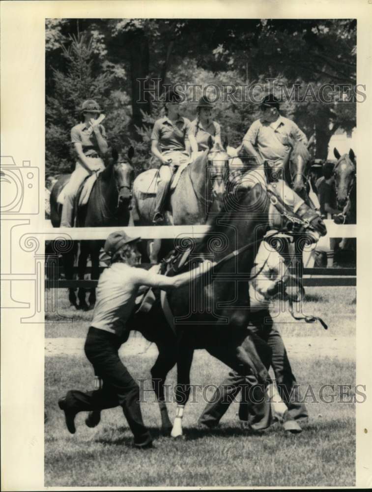 Press Photo Grooms struggle to hold horse at Saratoga Raceway in New York- Historic Images