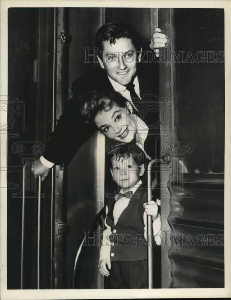 1957 Press Photo John Barrymore &amp; Cara Williams and son, John Jr., in New York - Historic Images