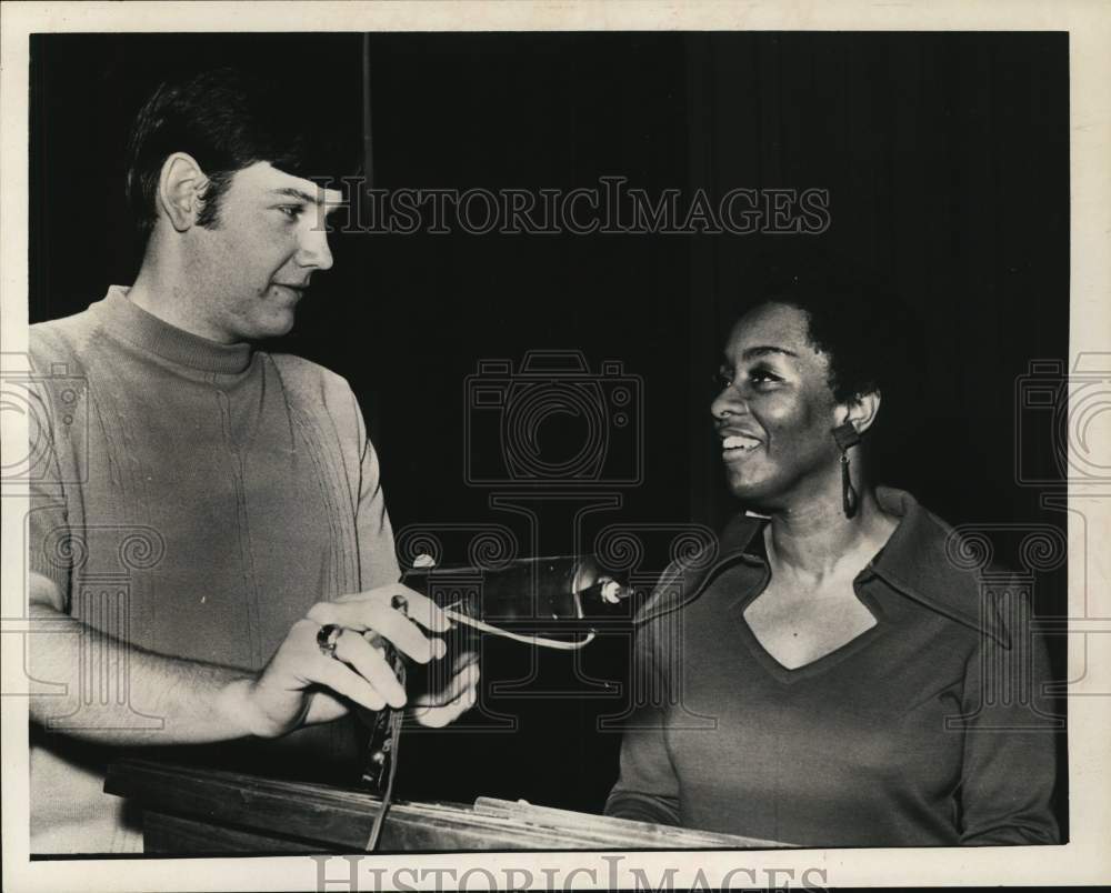 Press Photo Chris Ricket with Vinie Burrows in New York - Historic Images