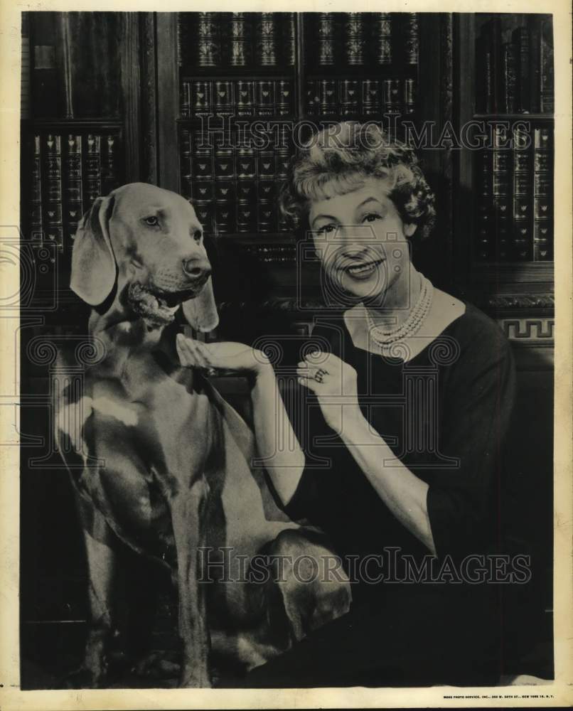 1962 Press Photo Actress & author Ilka Chase with her dog - Historic Images