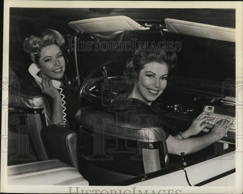 1968 Press Photo Newspaper columnists Bonnie and Reba Churchill in their car- Historic Images