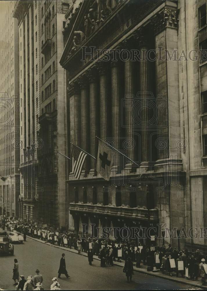 1948 Press Photo Pickets March in Front of the New York Stock Exchange- Historic Images
