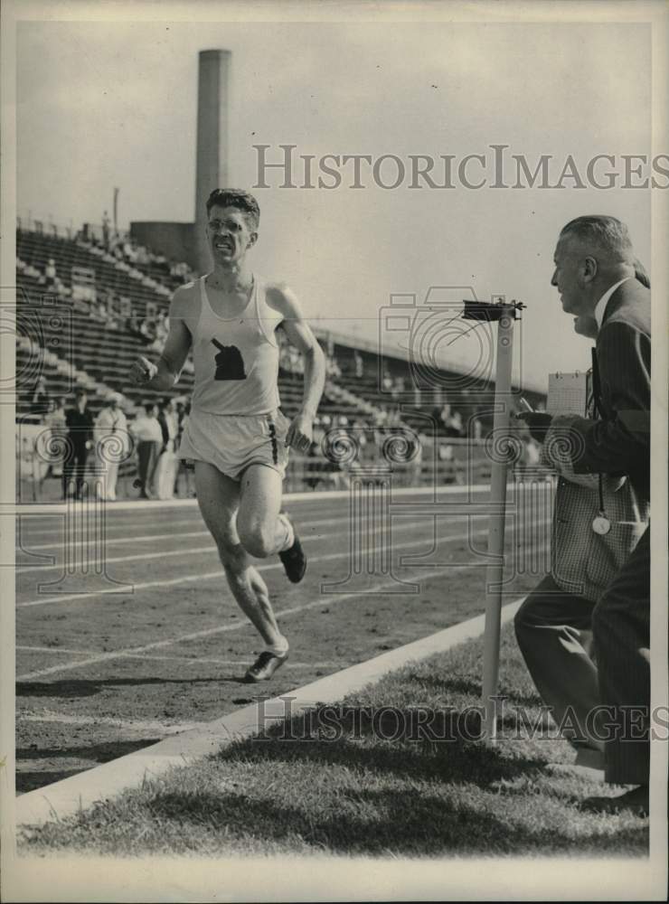 1943 Press Photo Distance Runner Gil Dodds on track in stadium - tux10007- Historic Images