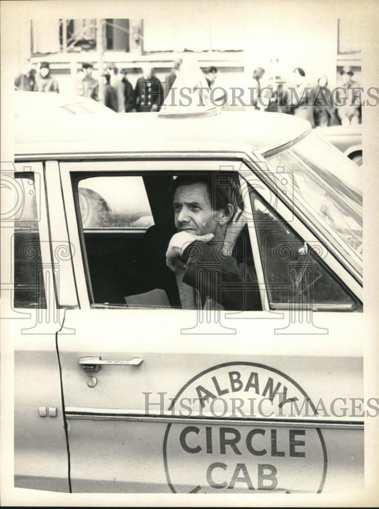 1970 Press Photo Albany Circle Cab Taxi Driver at Vietnam War Protest- Historic Images