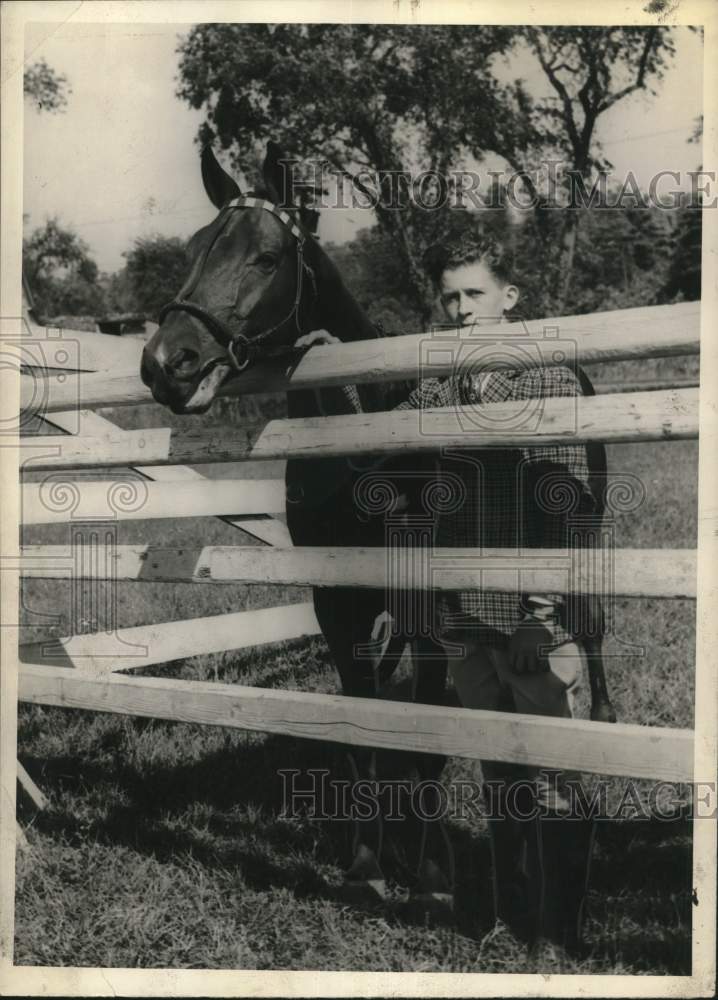 1942 Press Photo Robert Louis Stevenson with Horse &quot;My Play Boy&quot; - tux12235 - Historic Images