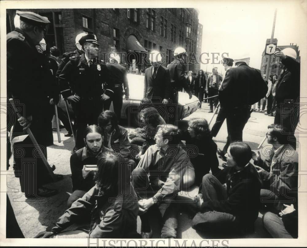 1972 Press Photo Demonstrators and Police at Troy Vietnam War Protest- Historic Images